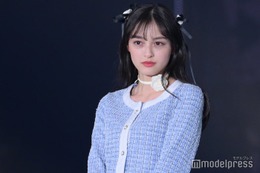 「マルス」で話題・大峰ユリホ、ほっそり美脚披露 リボン×ハーフツイン風スタイルが可愛い【TGC 2024 S／S】 画像