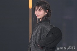 齋藤飛鳥、70年代ファッションのレトロコーデ ゆるふわヘアが可愛い【TGC 2024 S／S】 画像