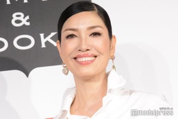 アンミカ、22年前の素肌＆美脚輝くドレス姿に「美しい」「さすがのスタイル」と反響 画像