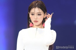 「nuts」せいせい「多分ここだけ真夏」美谷間際立つベアトップ姿公開「直視できない」「着こなせるのすごい」と反響 画像