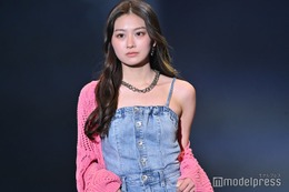 みとゆな、美デコルテ眩しいデニムコーデ 堂々ランウェイに視線集中【超十代2024】 画像