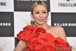 倖田來未、青髪にイメチェン ピンク髪の夫との2ショット公開で「最強」「素敵な夫婦」の声 画像