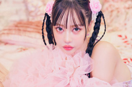 中村里砂、肩出しミニワンピで肌見せ 三つ編みヘアが可愛い＜PECHE_party＞ 画像