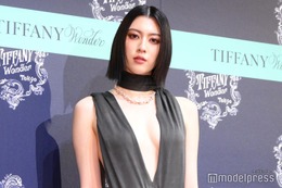 三吉彩花、胸元＆サイドざっくりドレスで大胆露出【ティファニーワンダー】 画像