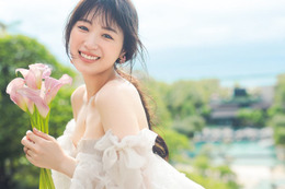 高山一実、胸元ざっくりウエディングドレス姿披露 理想のタイプ・結婚相手に求める条件明かす 画像