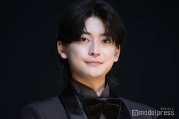 高橋文哉、雨の中集まったファンへ神対応光る ブラックスーツで登場 画像