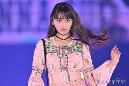 香音、スラリ美脚輝く ピンクワンピ姿が華やか【GirlsAward 2024 S／S】 画像