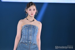 藤田ニコル、ベアトップで大胆肌見せ トレンドデニムコーデ【GirlsAward 2024 S／S】 画像