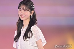 乃木坂46筒井あやめ、投げキスで目線奪う 美スタイル際立つワンピース姿【GirlsAward 2024 S／S】 画像