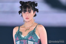 FAKY・Taki、黒髪＆前髪ぱっつんに劇的イメチェン【GirlsAward 2024 S／S】 画像