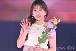 矢吹奈子、ノースリーブニット姿でほっそり二の腕際立つ【GirlsAward 2024 S／S】 画像