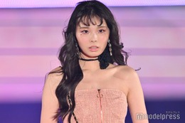 川口ゆりな、デコルテ＆美脚披露 ウェーブヘアがお似合い【GirlsAward 2024 S／S】 画像