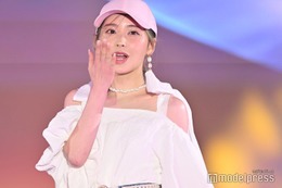 那須ほほみ、ミニスカからのぞく脚が美しい 投げキスにキュン【GirlsAward 2024 S／S】 画像