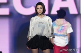 村重杏奈、色白美脚際立つ スポーツMIXスタイルが可愛い【KCON JAPAN 2024×TGC】 画像