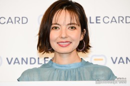 ベッキー、ほっそり美脚披露 金髪姿も話題のドラマオフショットに「スタイル抜群」「綺麗すぎる」の声 画像