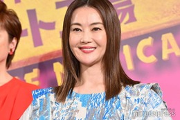 観月ありさ、ショートパンツからスラリ美脚披露「スタイル抜群」「脚長い」と反響続々 画像