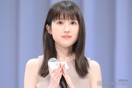 福本莉子、スリットから美脚輝く「スタイル良い」「可愛い」と反響 画像