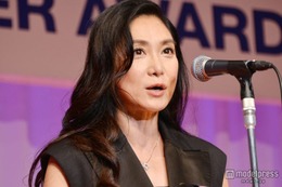 浅野温子、金髪ボブ＆美谷間チラリドレス姿「ずっと綺麗」「かっこよくて憧れる」と反響 画像