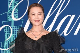 観月ありさ、原宿で美脚披露「スタイル良すぎ」「脚長い」と反響続々 画像