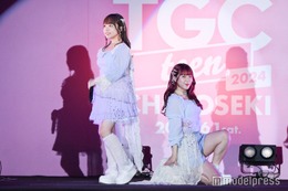 むくえな「TGC teen」初歌唱で息ぴったり フェミニンコーデで美脚披露 画像