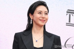 松嶋菜々子、総額3億円超えジュエリー着用 胸元に17カラットのサファイア輝く 【カルティエと日本 半世紀のあゆみ「結 MUSUBI」展 ― 美と芸術をめぐる対話】 画像