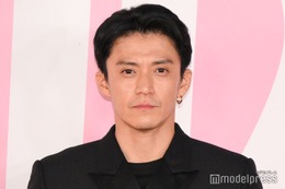 小栗旬、仲間から刺激「才能溢れている」周囲へのリスペクト語る【ミス ディオール展覧会 ある⼥性の物語】 画像