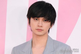 北村匠海、素肌見せでフェロモン全開「最大限の愛を持って」自分なりの仕事との向き合い方【ミス ディオール展覧会 ある⼥性の物語】 画像