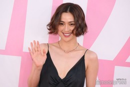 中村アン、胸元ざっくりドレスで色気放出【ミス ディオール展覧会 ある⼥性の物語】 画像