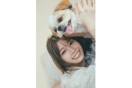 日向坂46高本彩花、愛犬と密着2ショット 1st写真集封⼊ポストカード第3弾解禁【僕の記憶の中で】 画像