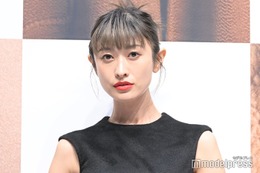 山田優、ミニスカ×ルーズソックスで美脚披露 ゴルフウェア姿に反響「スタイル抜群」「絵になる」 画像