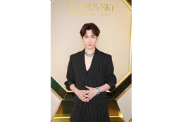 Snow Man渡辺翔太、ミラノで「スワロフスキー」レセプション参加 胸元に大ぶりジュエリーまとう【SWAROVSKI - MASTERS OF LIGHT】 画像