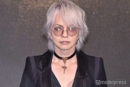 HYDE、オーストリアで馬車に乗る“美ショット”公開「映画のワンシーンみたい」「絵になる」と反響 画像