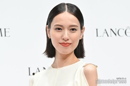 戸田恵梨香、レアな私服ショット公開 左薬指には指輪輝く 画像