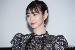 岡本夏美、誕生日迎え幼少期の“手繋ぎ”ショット公開「可愛すぎる」「癒やされた」と反響 画像