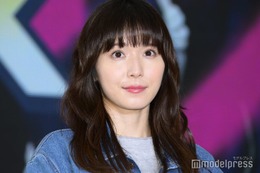 松岡茉優“結婚発表後初”報道陣の前に登場 笑顔で挨拶【ギークス～警察署の変人たち～】 画像