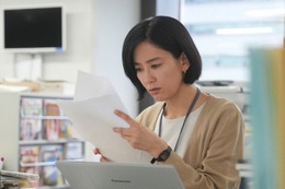 【笑うマトリョーシカ 第1話】道上（水川あさみ）、若き政治家・清家（櫻井翔）の秘書に目を向ける 画像