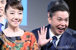 太田光＆太田光代夫妻、“アニバーサリーウェディングフォト”公開 還暦迎え真っ赤なドレス着こなし 画像