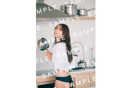 乃木坂46弓木奈於、Tシャツ×パンツ姿で素の表情 1st写真集封⼊ポストカード第2弾解禁【天使だったのか】 画像