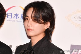 SEVENTEENジョンハン、金髪×毛先ブルーのハイトーンヘアに「天使の輝き」「透明感がすごい」と絶賛の声 画像