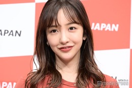 板野友美、キャミソールから美バストちらり「色っぽい」「大胆なデザイン」 画像