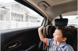 家族で車に乗っていると…→3歳児のキュートな行動に「思わず笑ってしまいました」 画像