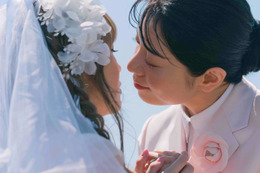 日向坂46加藤史帆、森カンナとキス寸前 彩香ちゃんの“結婚式妄想”ショット解禁【彩香ちゃんは弘子先輩に恋してる】 画像