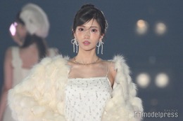 “キャバ嬢から社長に転身”ひめか、美デコルテ披露 シルバーラメきらめく【関西コレクション 2024 A／W】 画像