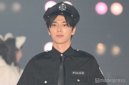 “イケメン陰キャYouTuber”ふかわ。「関コレ」初出演 警官コスプレでクールにランウェイ【関西コレクション 2024 A／W】 画像