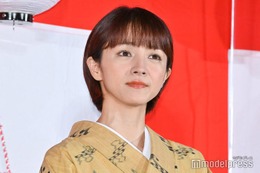 満島ひかり、ミニワンピ姿でほっそり美脚披露「スタイル抜群」「まぶしい」反響集まる 画像