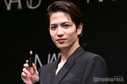 志尊淳、赤リップ×オールバックで黒スーツ着こなし 日本人初「Friend of NARS」就任 画像