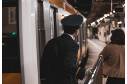 駅構内で…迷子になって号泣する”子ども”。しかし数分後⇒駅員の【特別な対応】で子どもが笑顔に！ 画像