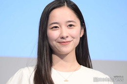 堀田真由、雰囲気ガラリの新ヘア披露 “リゾート満喫”入水ショットに反響「天使」「デコルテ綺麗」 画像