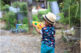 夏休みに…子どもたちが水鉄砲で遊んでいると“雷”が！？→すると、子どもの無邪気なひと言に「驚かされた」 画像