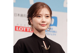 白石麻衣、美肌際立つ美麗顔アップSHOTにファン悶絶「なんと美しい」「暑さ吹き飛んだ」 画像